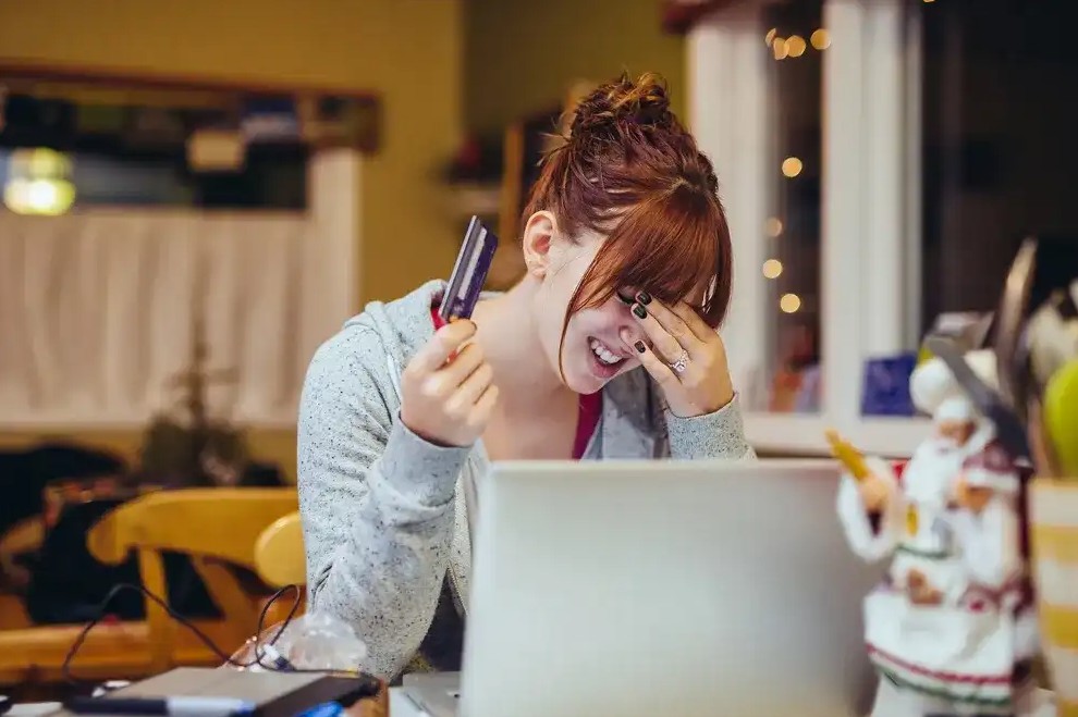 A woman getting a cash advance loan online