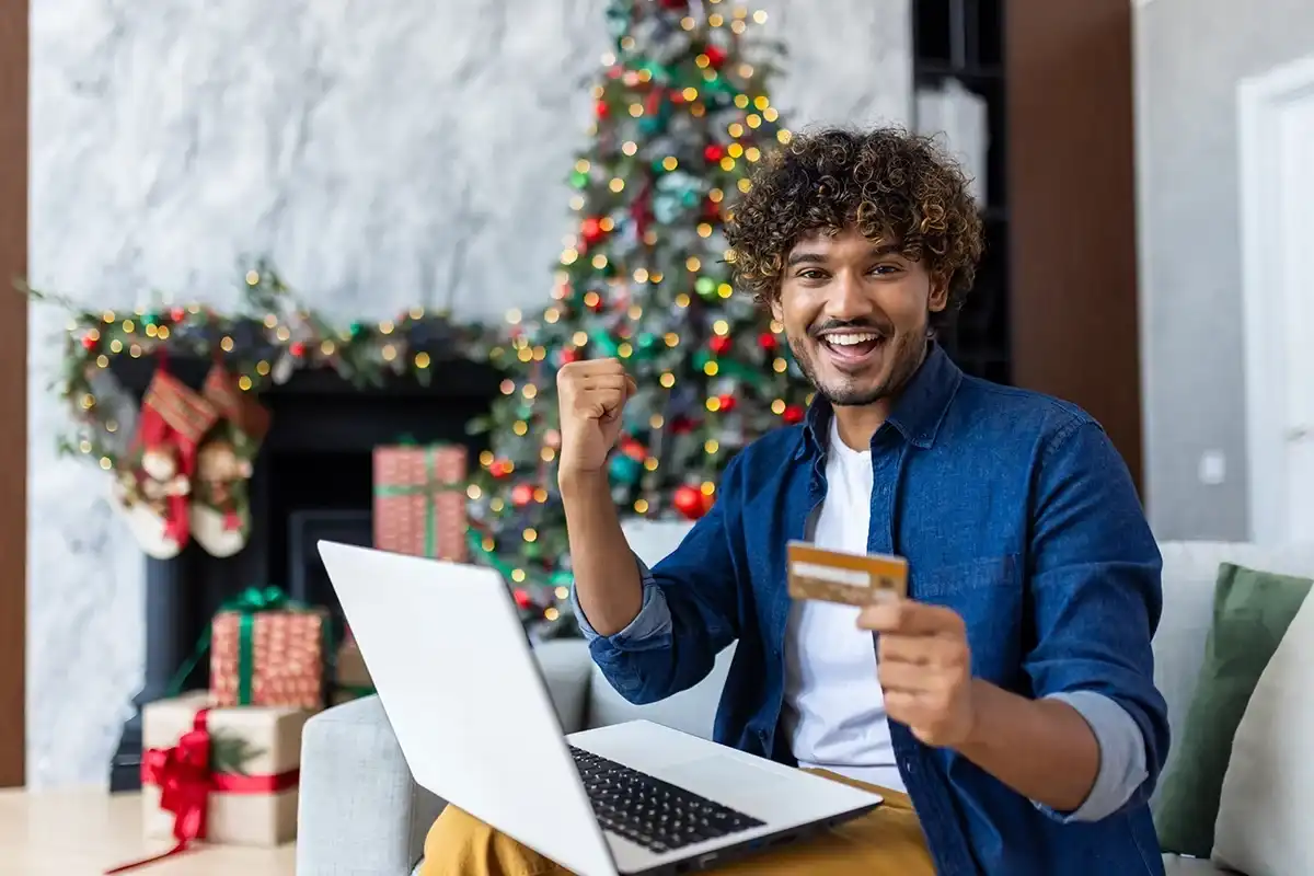 Man getting a holiday loan online